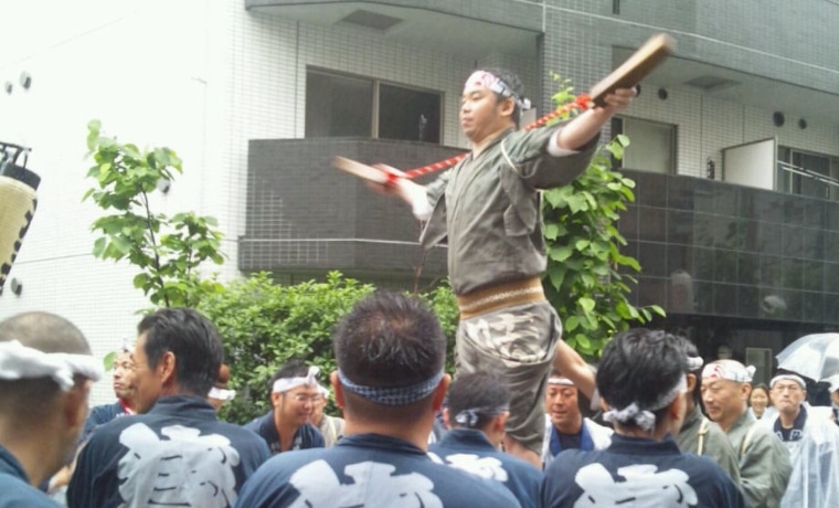 御神輿に乗る金井功