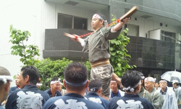 御神輿に乗る金井功