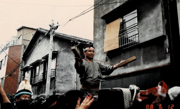 金井稔御神輿に乗る