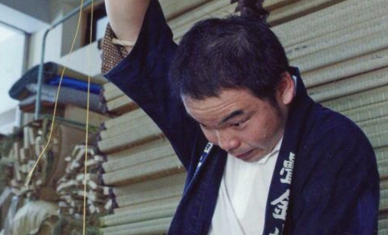 畳を縫う金井功