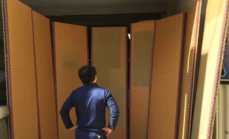 畳を眺める金井功