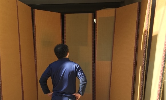 畳を眺める金井