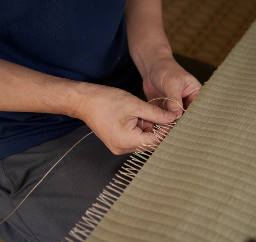 い草を縫っているところ