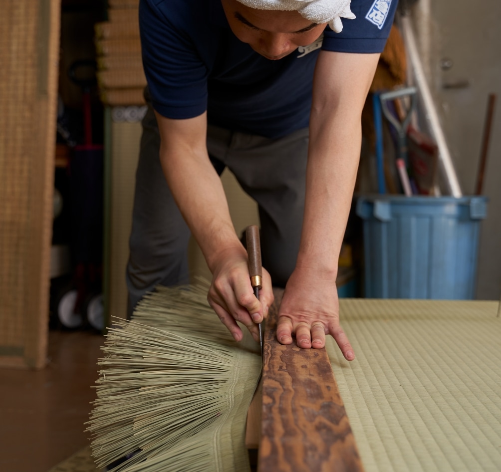 余分な畳を切っているところ