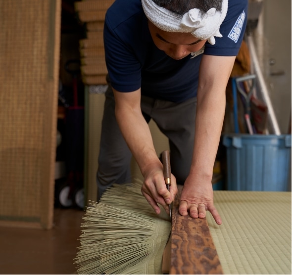 余分な畳を切っているところ