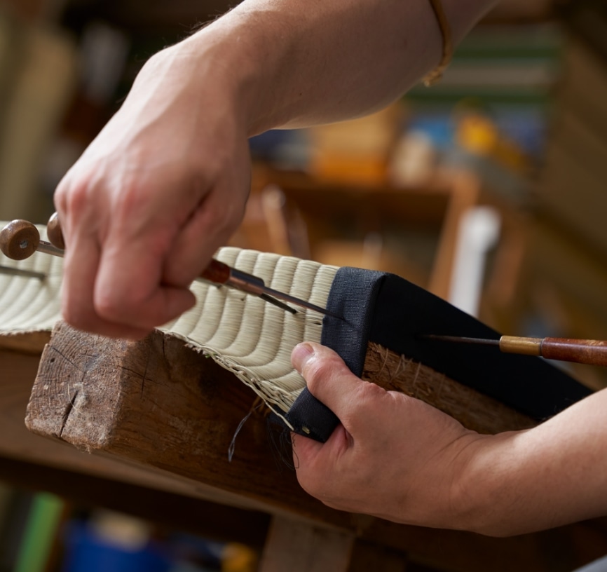 畳を針で仮留めしている