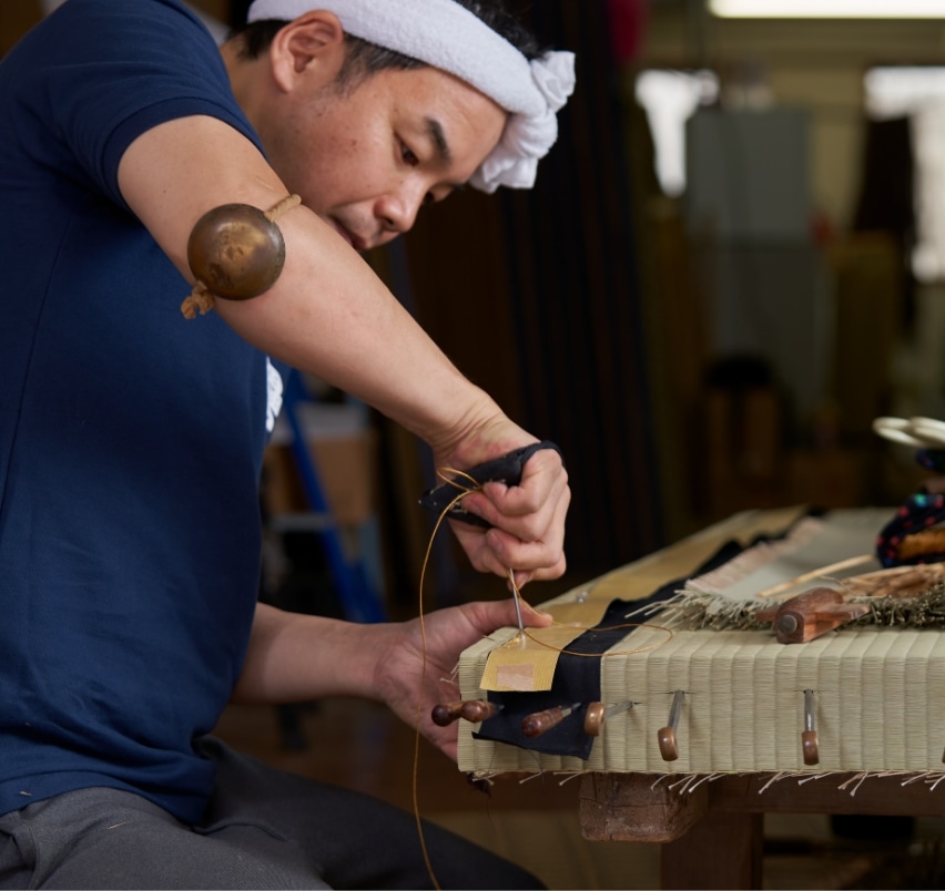 畳を縫っているところ