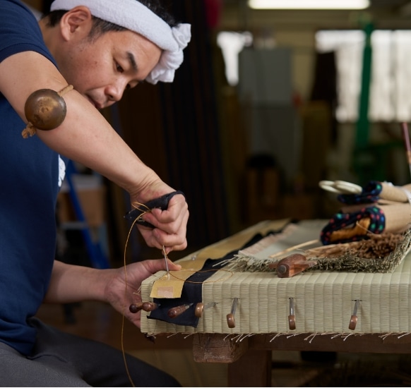 畳を縫っているところ