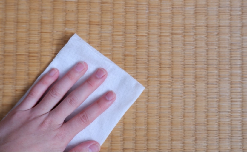 畳を拭いている