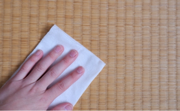 畳を拭いている