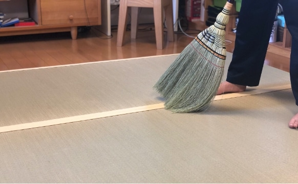 箒ではいている