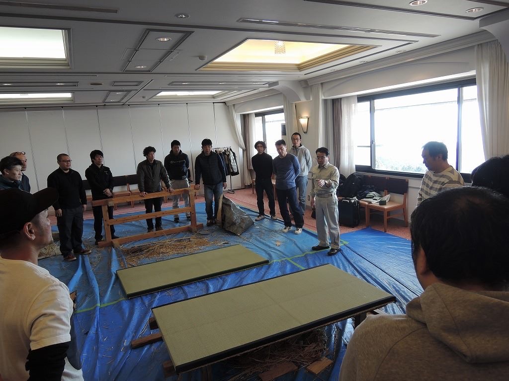 参加者が集まっている様子